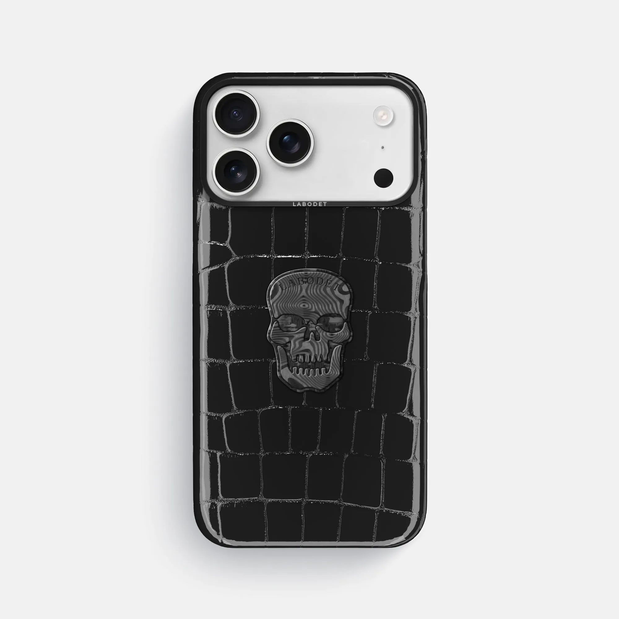 Classic Case With Carbon Skull For iPhone 17 Pro Max In Shiny Alligator Premium Craft
