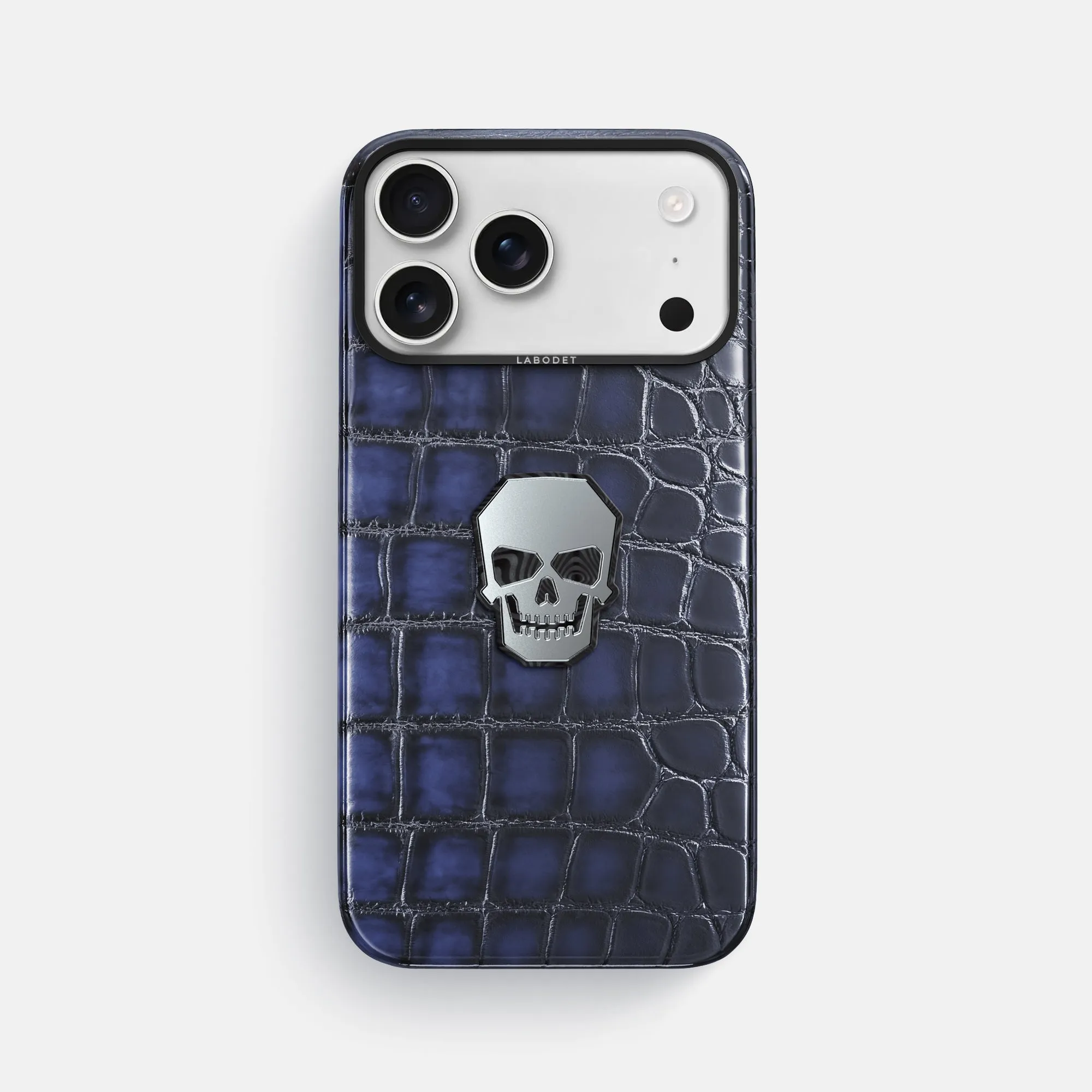 Protective Detailing Comfort Finish Classic Case With Titanium Skull For iPhone 17 Pro Max In Patina Alligator