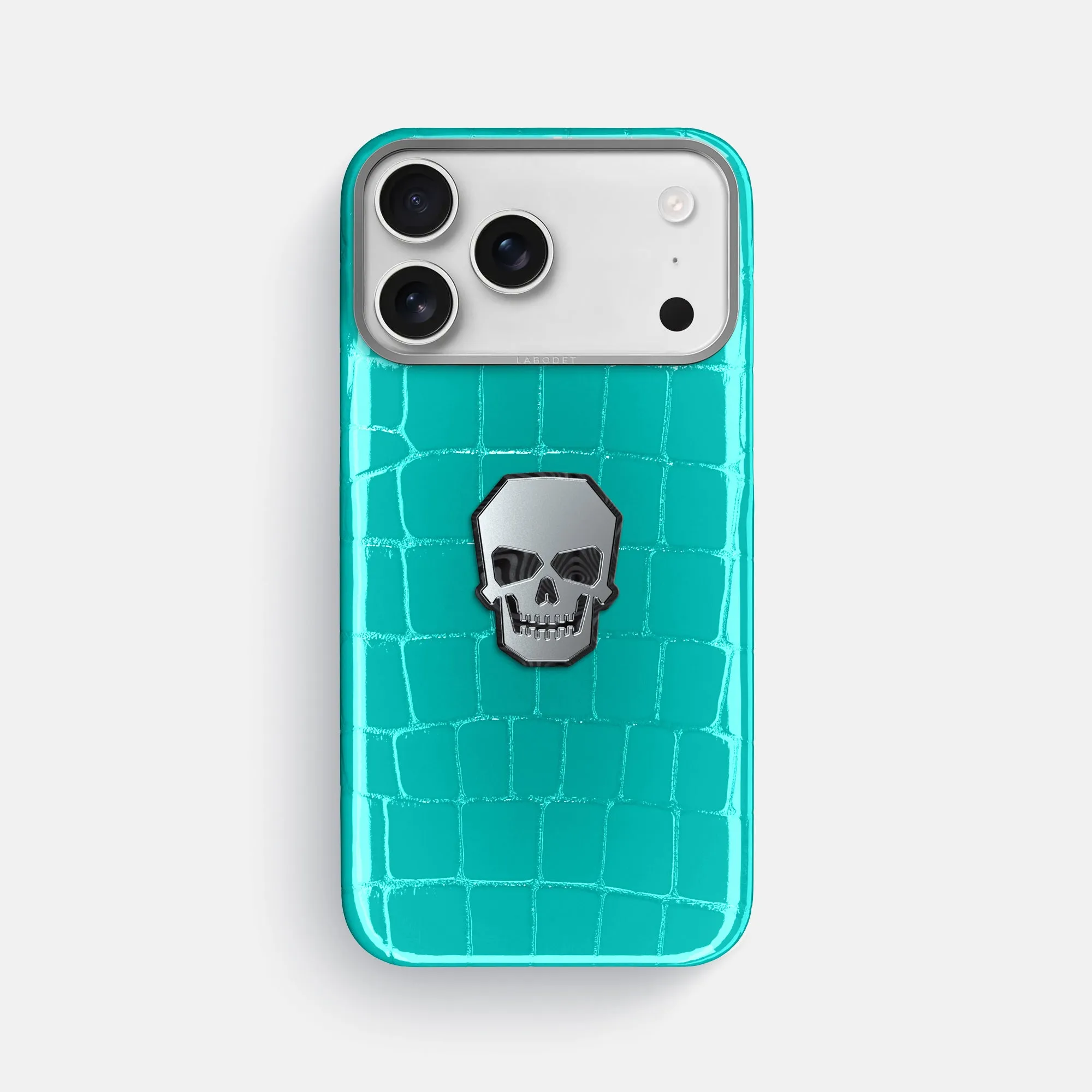 Classic Case With Titanium Skull For iPhone 17 Pro Max In Shiny Alligator custom design Comfort Padding